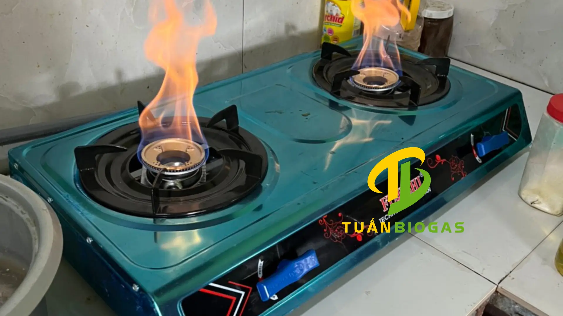 Đấu nối ống dẫn gas vào bếp chuyên dụng Tuấn Biogas ngọn lửa cháy xanh rực