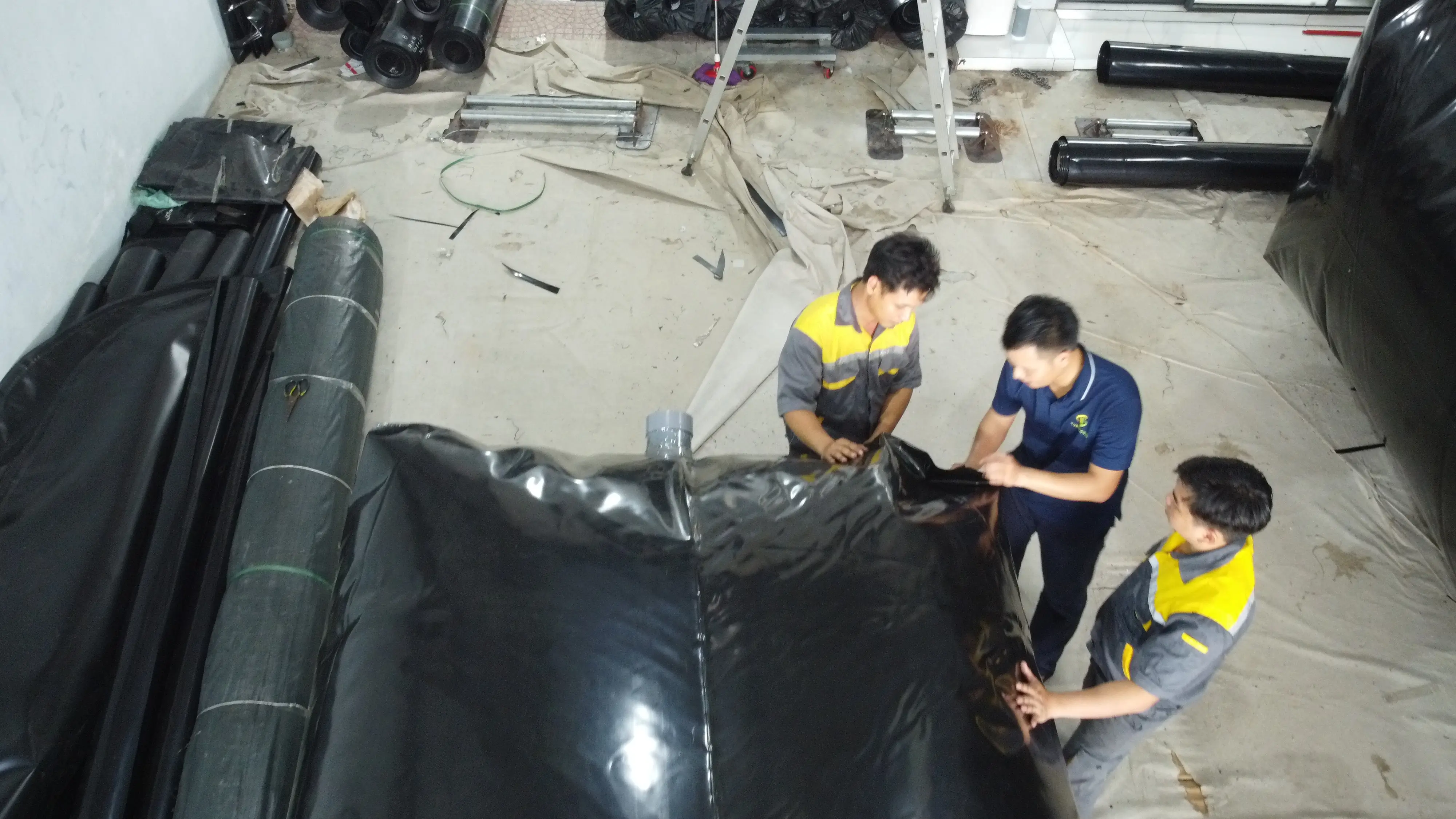 kiểm tra túi trước khi đóng gói giao cho bà con