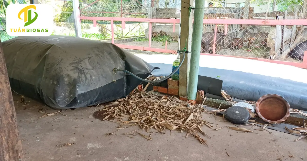 Đấu nối ống dẻo mềm vào đầu ren túi trữ khí bạt mềm trên mặt đất phẳng