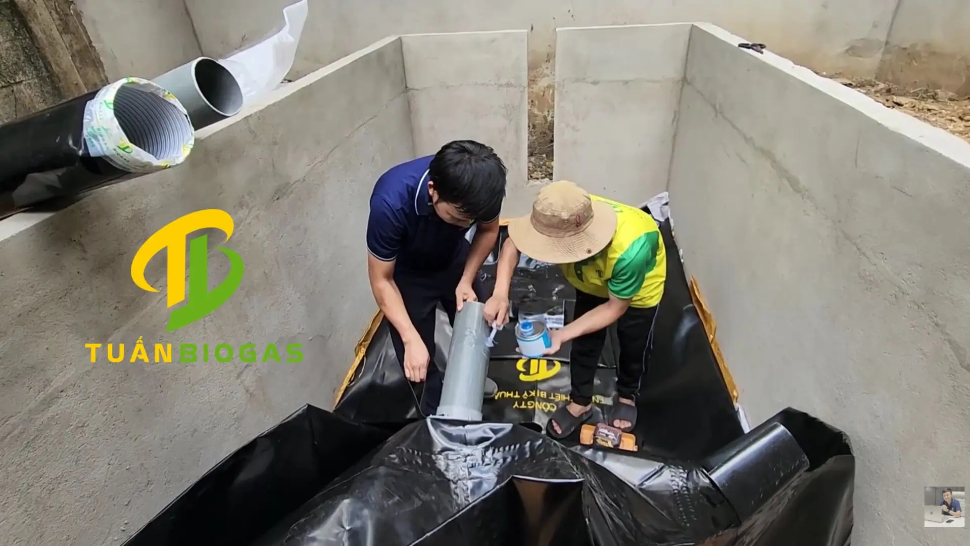 huong-dan-thoc-ong-nhua-140-vao-mat-bich-tui-biogas