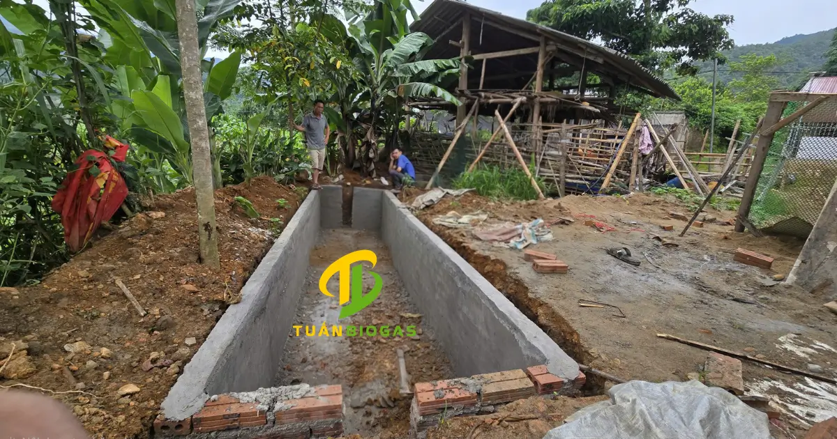 Hố đất được đào theo kích thước tiêu chuẩn để lắp túi biogas 50 khối