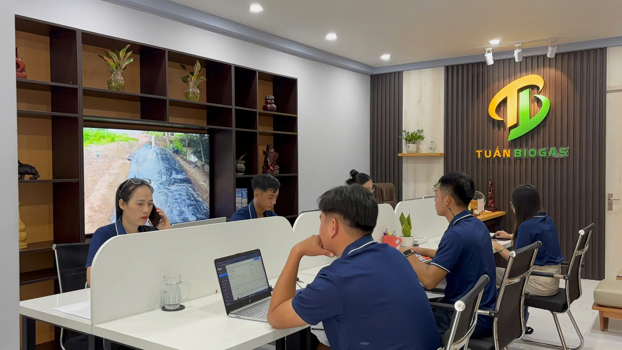 Bà con trao đổi thông tin đặc điểm đất và mực nước ngầm với kỹ thuật viên