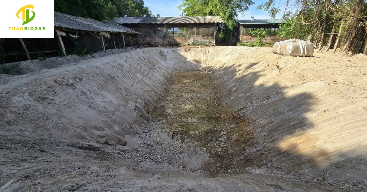 Máy múc đào hố đất hình thang có ta-luy thoải cho túi biogas tròn 250 khối