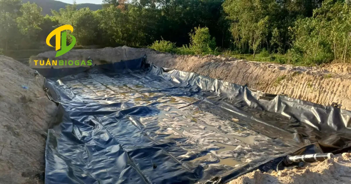 Nước ngầm rỉ ra làm biến dạng thành hố nếu không xử lý trước khi lắp túi biogas