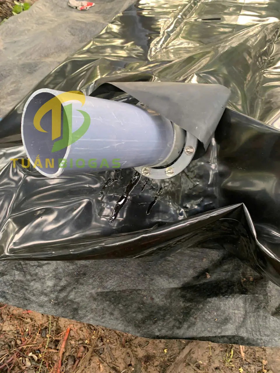 Mặt bích chuyên dụng và ốc inox được lắp đặt tại lỗ thu khí túi biogas