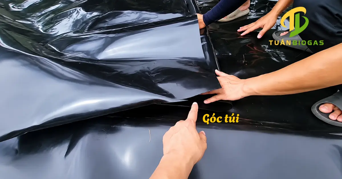 Khe hở tại đầu vào đầu ra của túi biogas trước khi xử lý ép nhiệt