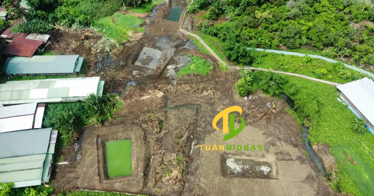 Kỹ thuật viên khảo sát mực nước ngầm trước khi tư vấn giải pháp lắp túi biogas