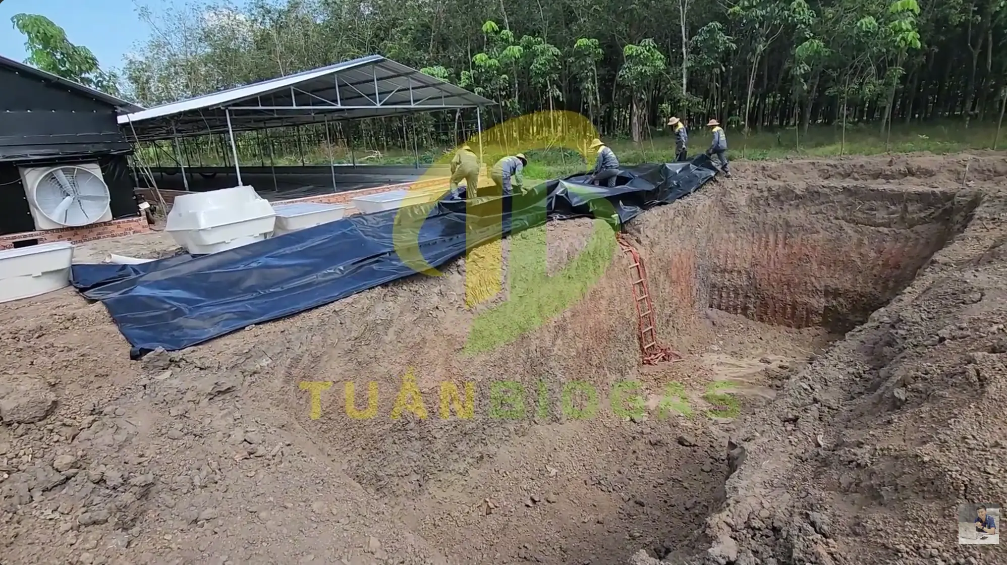 Kỹ thuật viên khảo sát địa hình để chọn vị trí đặt túi biogas tại trang trại