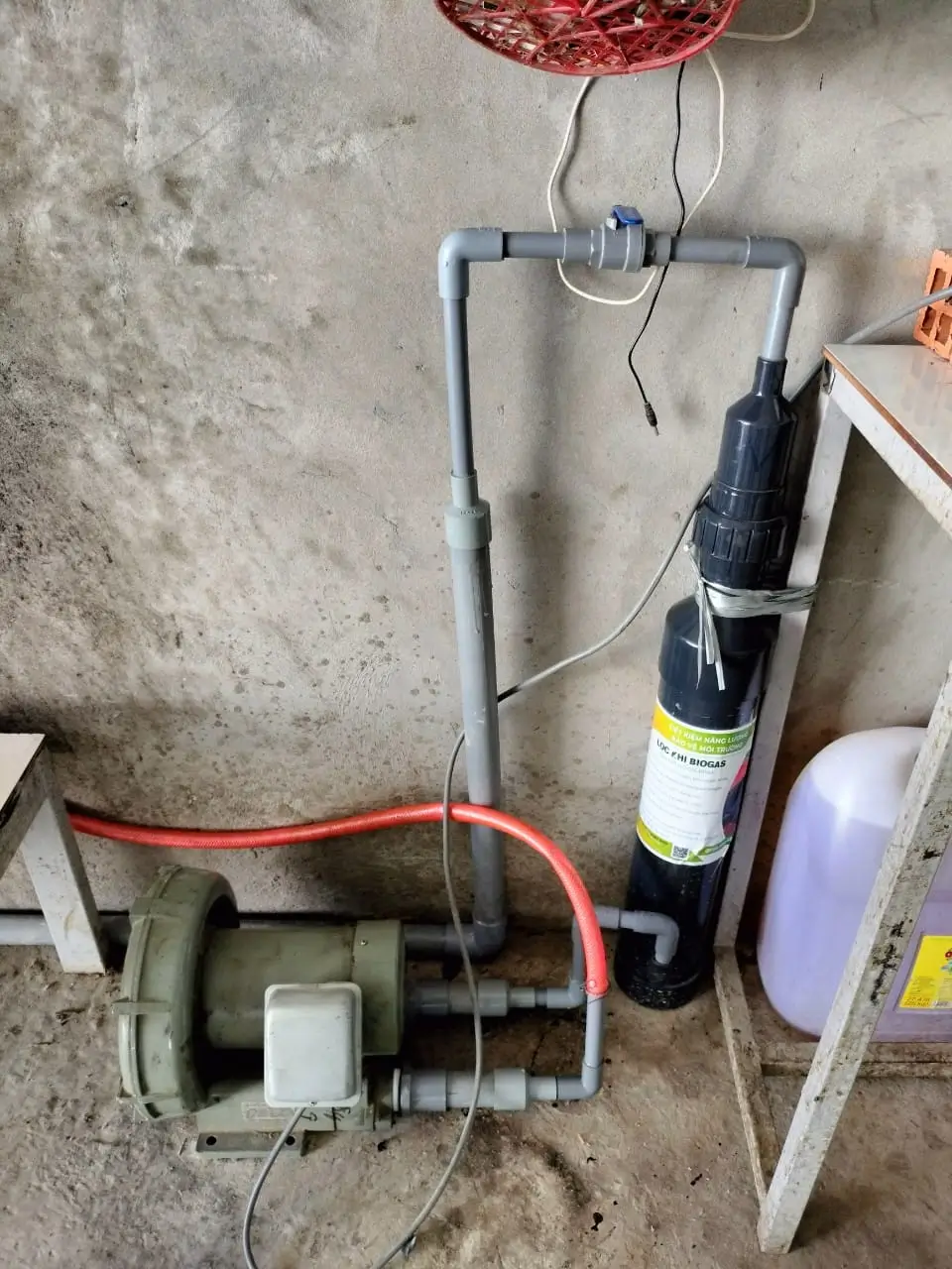 Bình lọc khí biogas Tuấn Biogas được gá cố định thẳng đứng trên trụ bê tông
