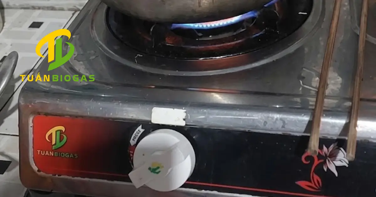 Kiểm tra ngọn lửa bếp biogas cháy xanh rực sau khi hoàn thiện