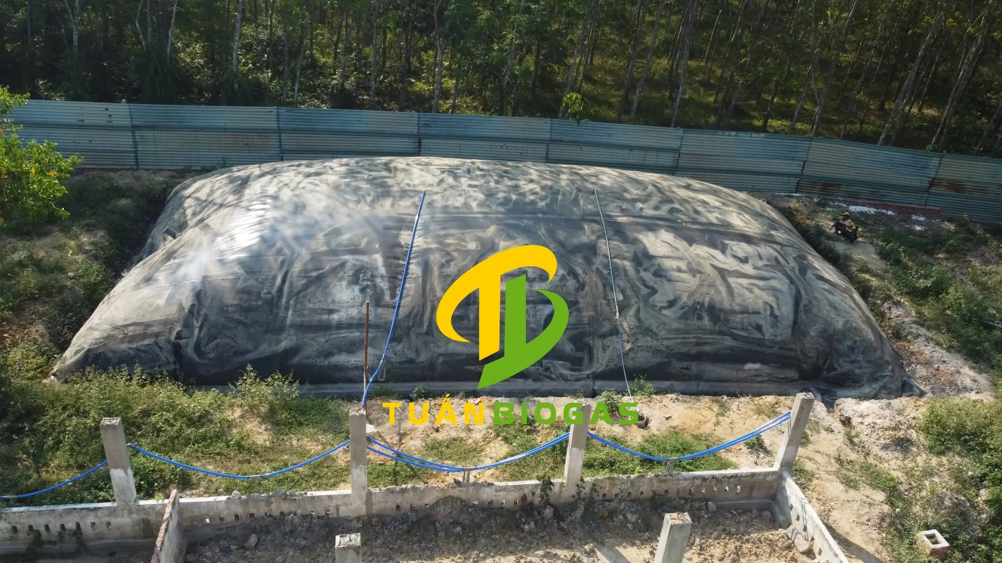 Túi biogas bị xẹp và bè sang hai bên do hố đào quá rộng không có vách tựa
